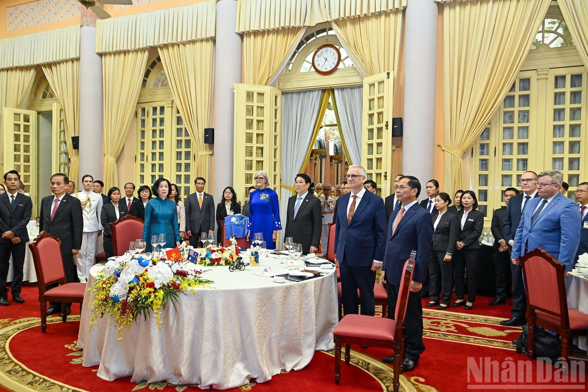 国家主席梁强和夫人，澳大利亚总督萨曼莎·莫斯廷和夫君，以及各位代表聆听军乐团演奏两国国歌。