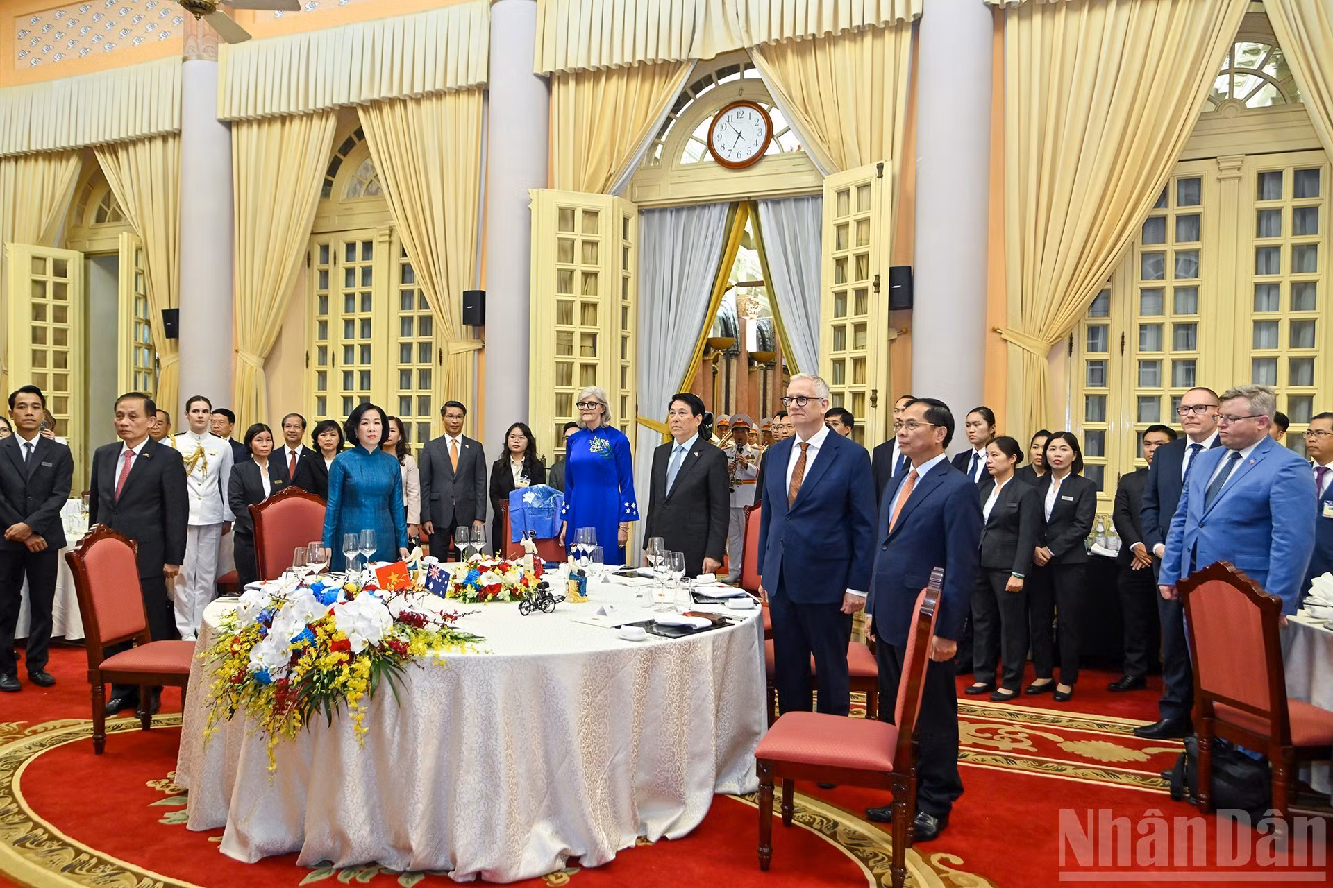 国家主席梁强和夫人，澳大利亚总督萨曼莎·莫斯廷和夫君，以及各位代表聆听军乐团演奏两国国歌。