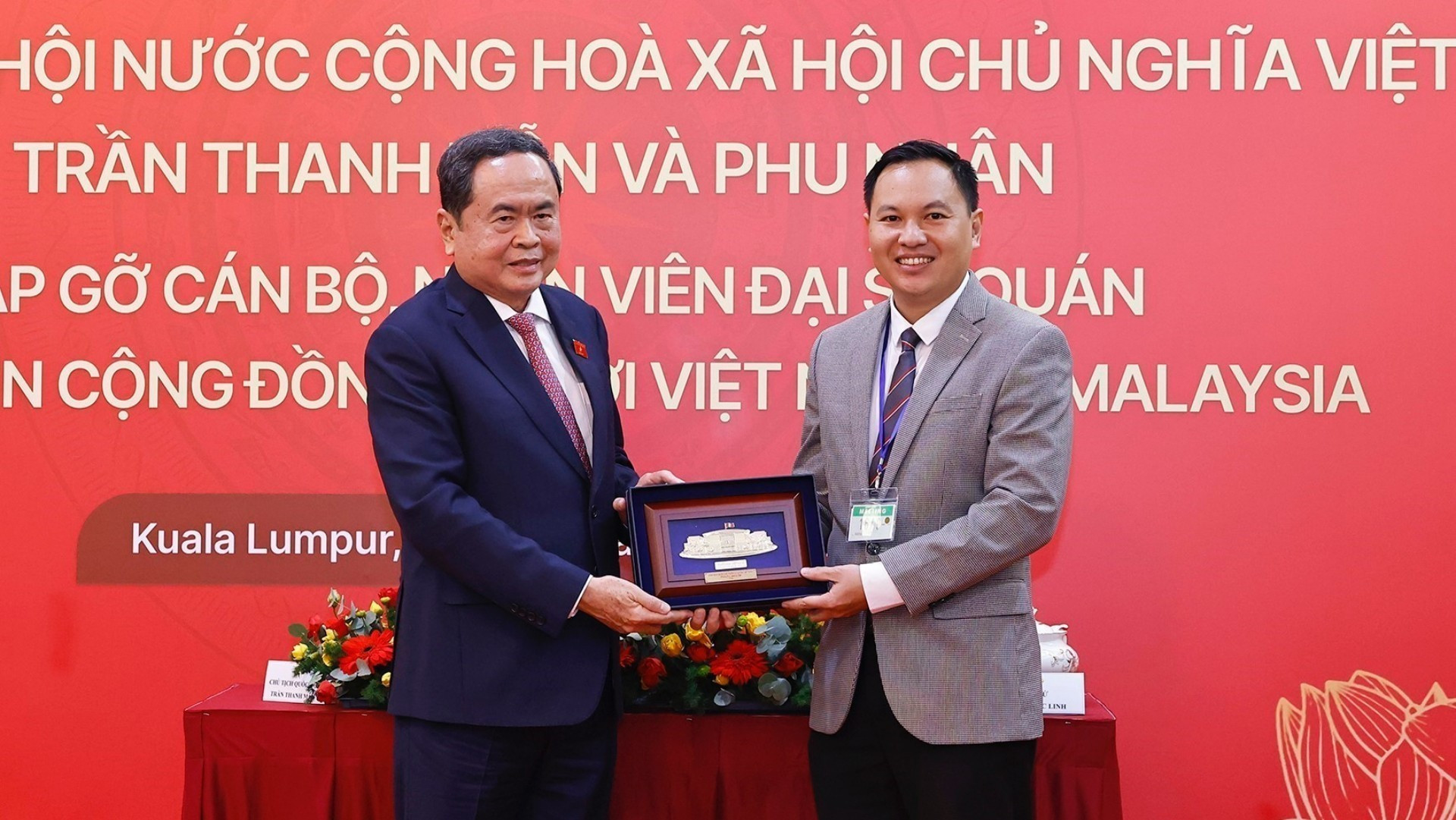 越南国会主席陈青敏向旅居马来西亚越南人社团赠送纪念品。