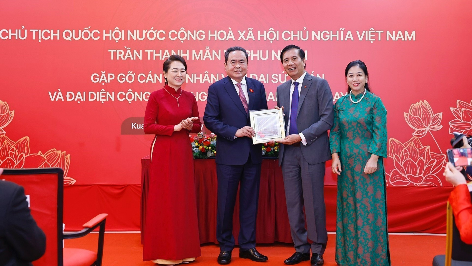 国会主席陈青敏和夫人向越南驻马来西亚大使丁玉灵和夫人赠送纪念品。