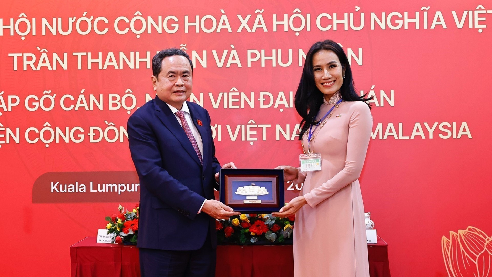 越南国会主席陈青敏向旅居马来西亚越南人社团赠送纪念品。