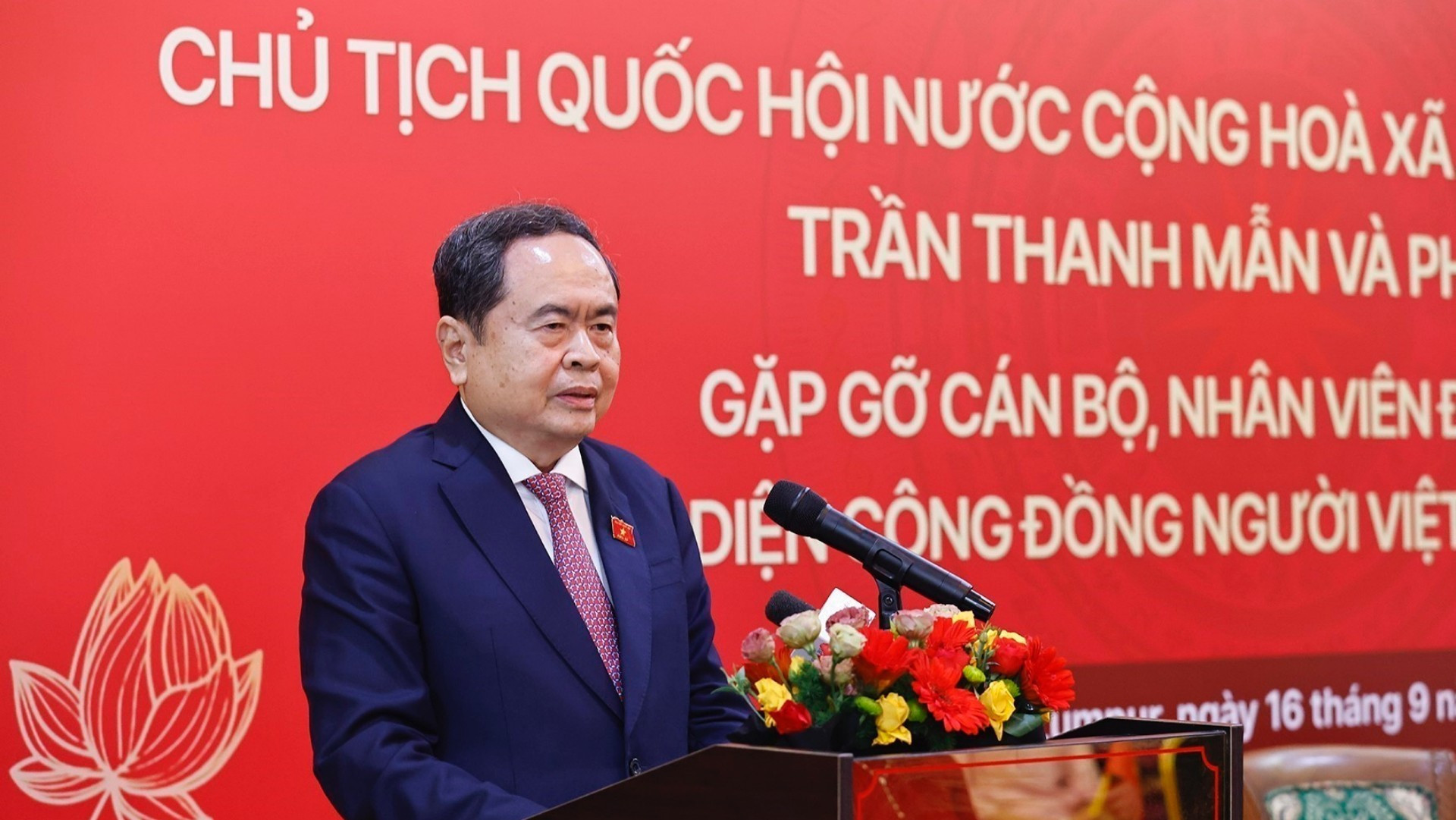 越南国会主席陈青敏会见越南驻马来西亚大使馆干部、工作人员及旅居马来西亚越南人社团代表。