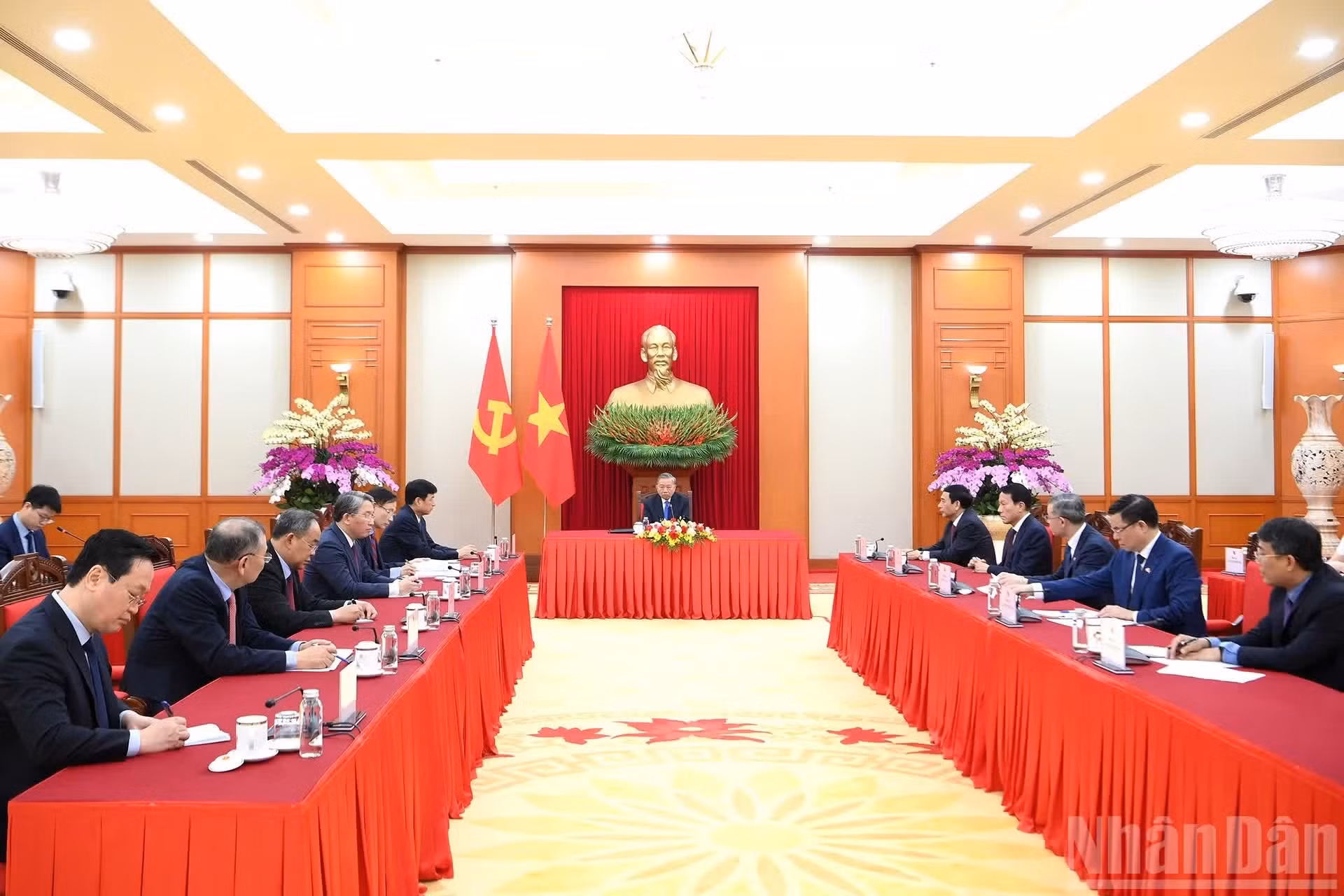 越共中央总书记、国家主席苏林在越共中央总部与日本自由民主党总裁、日本首相高市早苗通电话场景。