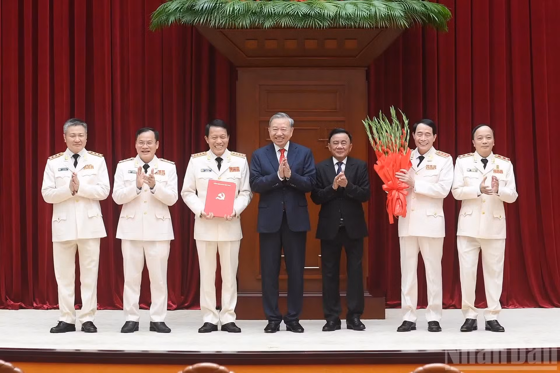 苏林总书记、国家主席向各位代表授予指定2025-2030年任期2025-2030年任期中央公安党委、常委会、书记、副书记的人事安排决定书。