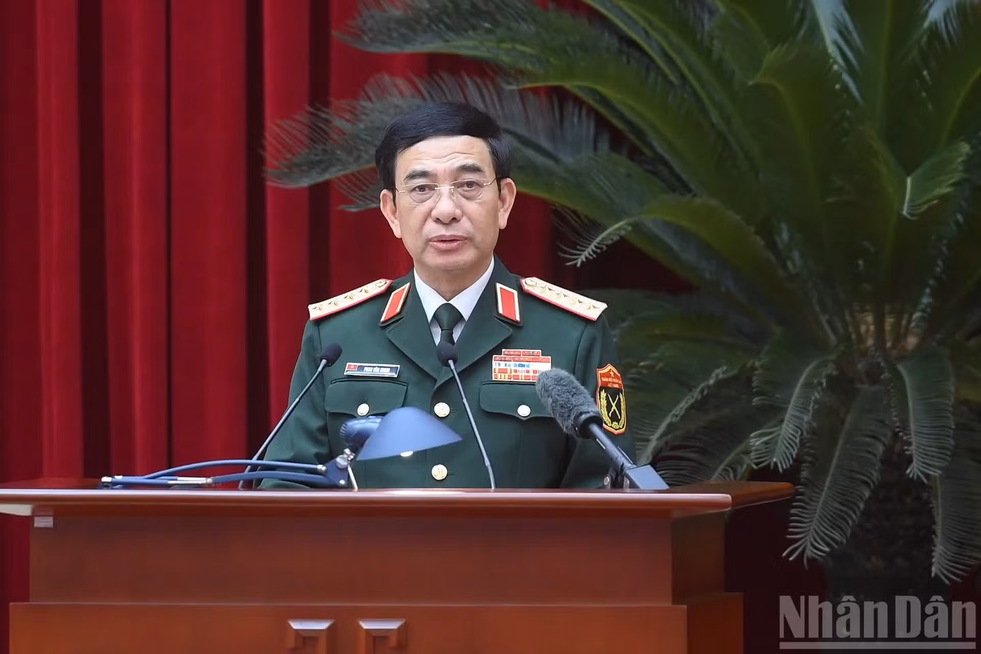 越共中央政治局委员、中央军委副书记、越南政府副总理、国防部部长潘文江大将代表各单位发表讲话。