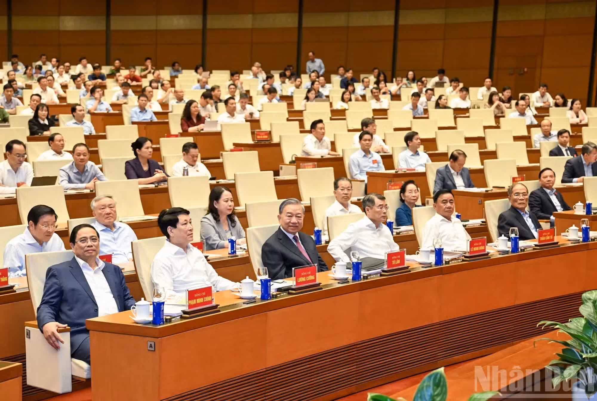 苏林总书记、国家主席，以及党和国家领导、前领导人出席会议。