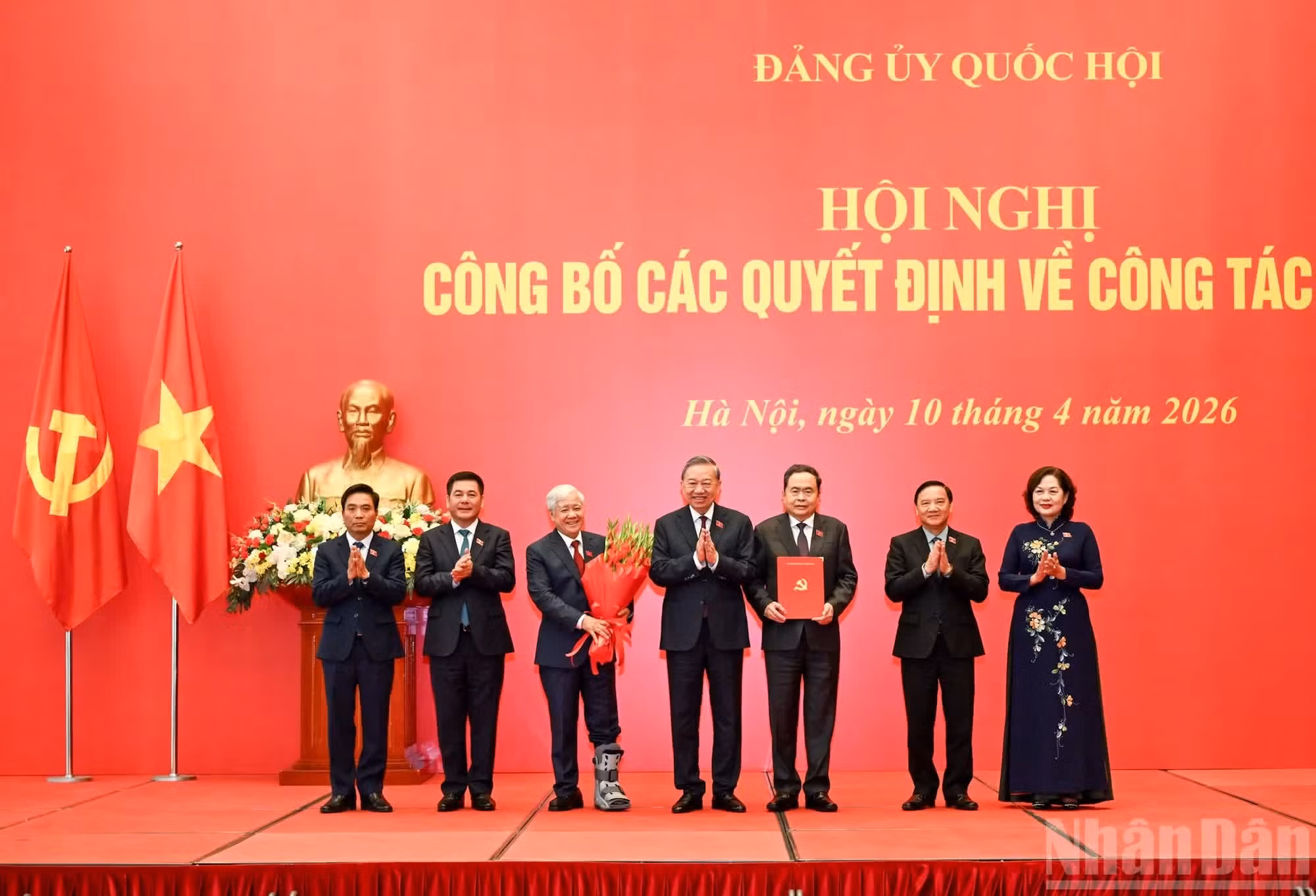 越共中央总书记、国家主席苏林向国会主席陈青敏及各位国会副主席颁发政治局关于指定2025—2030年任期越共国会委员会、常委会、书记、副书记的决定。