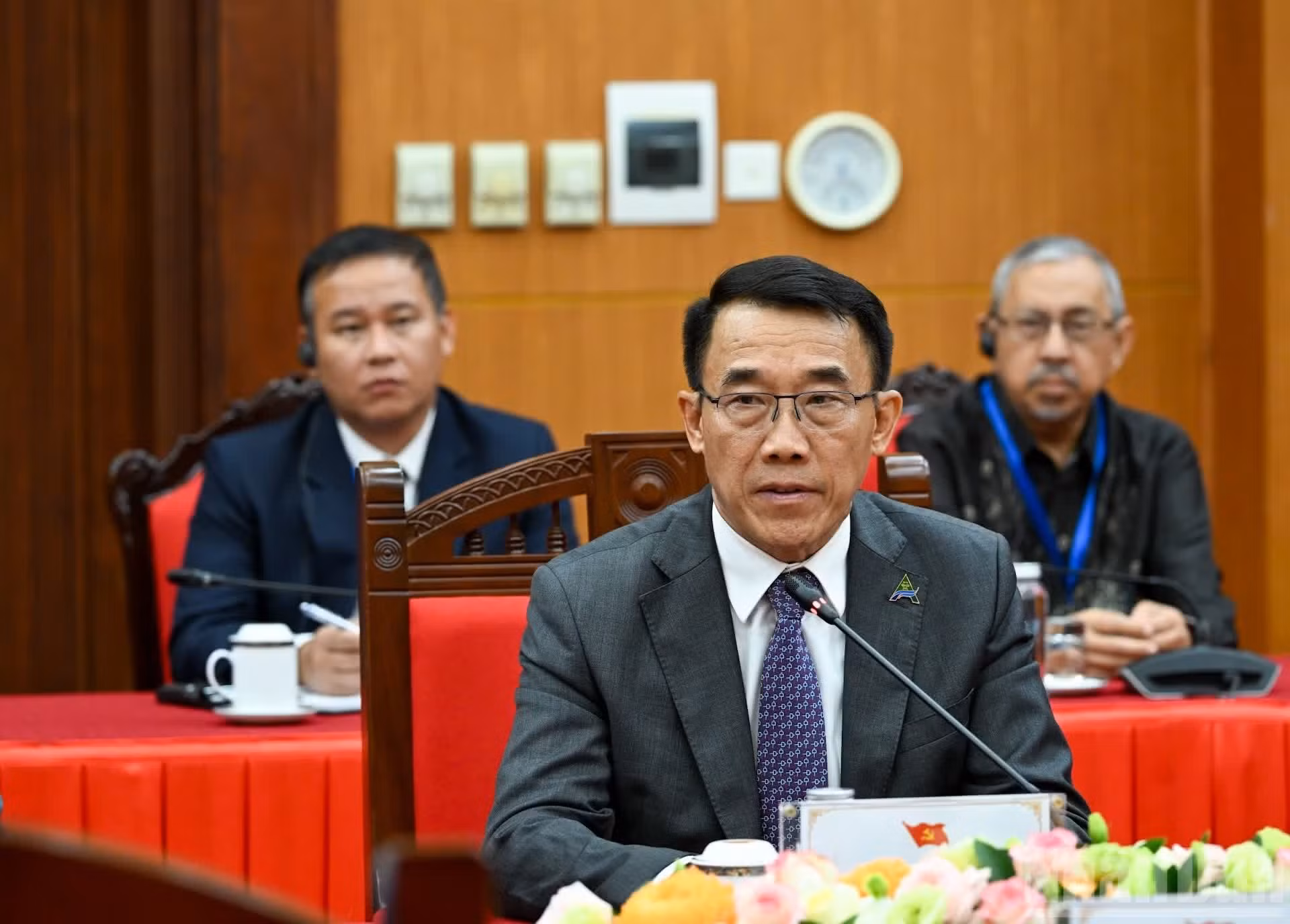 挝人民革命党中央对外联络部部长本勒·潘达努冯发表讲话。