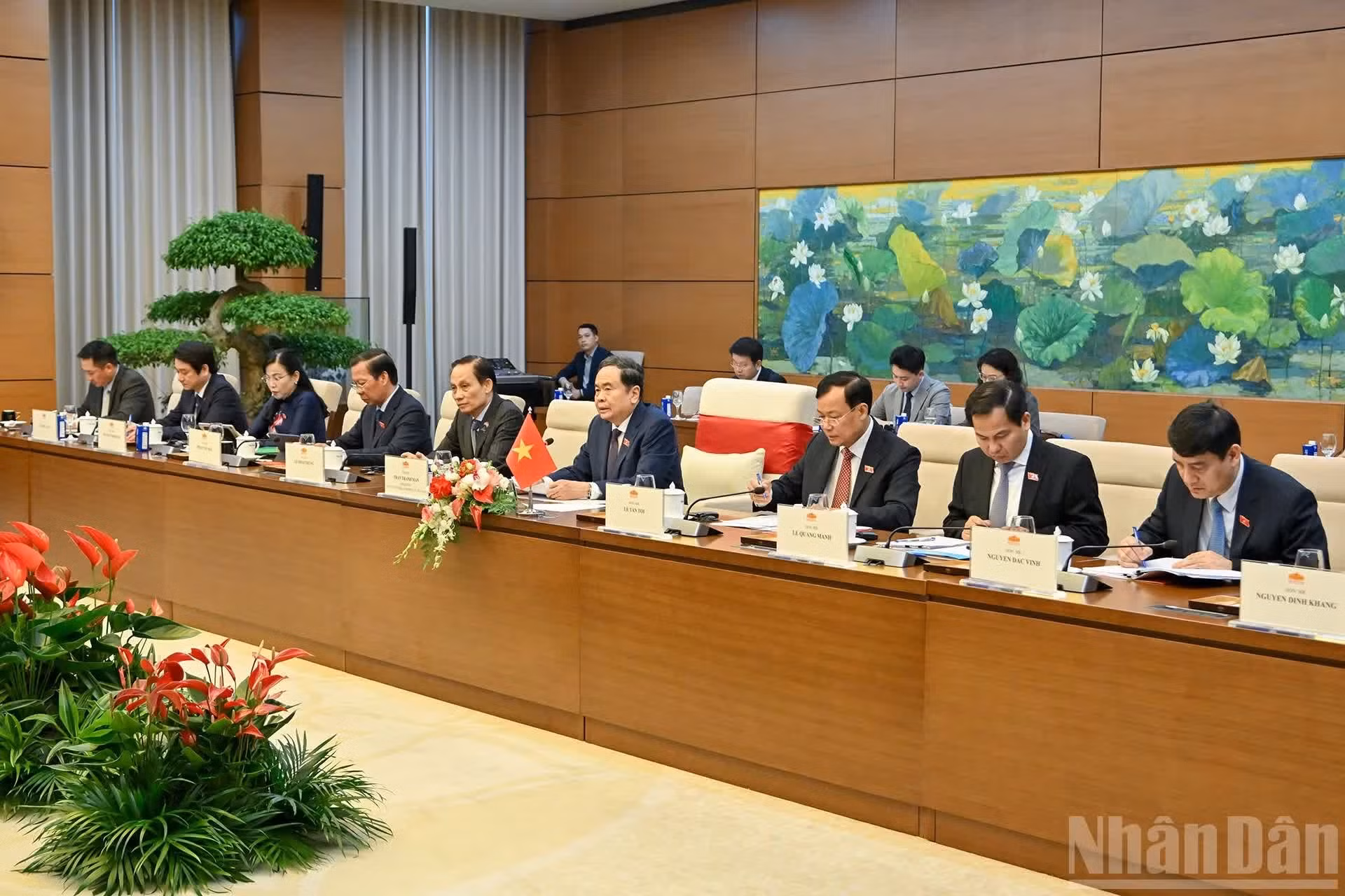 国会主席陈青敏和越南代表团。