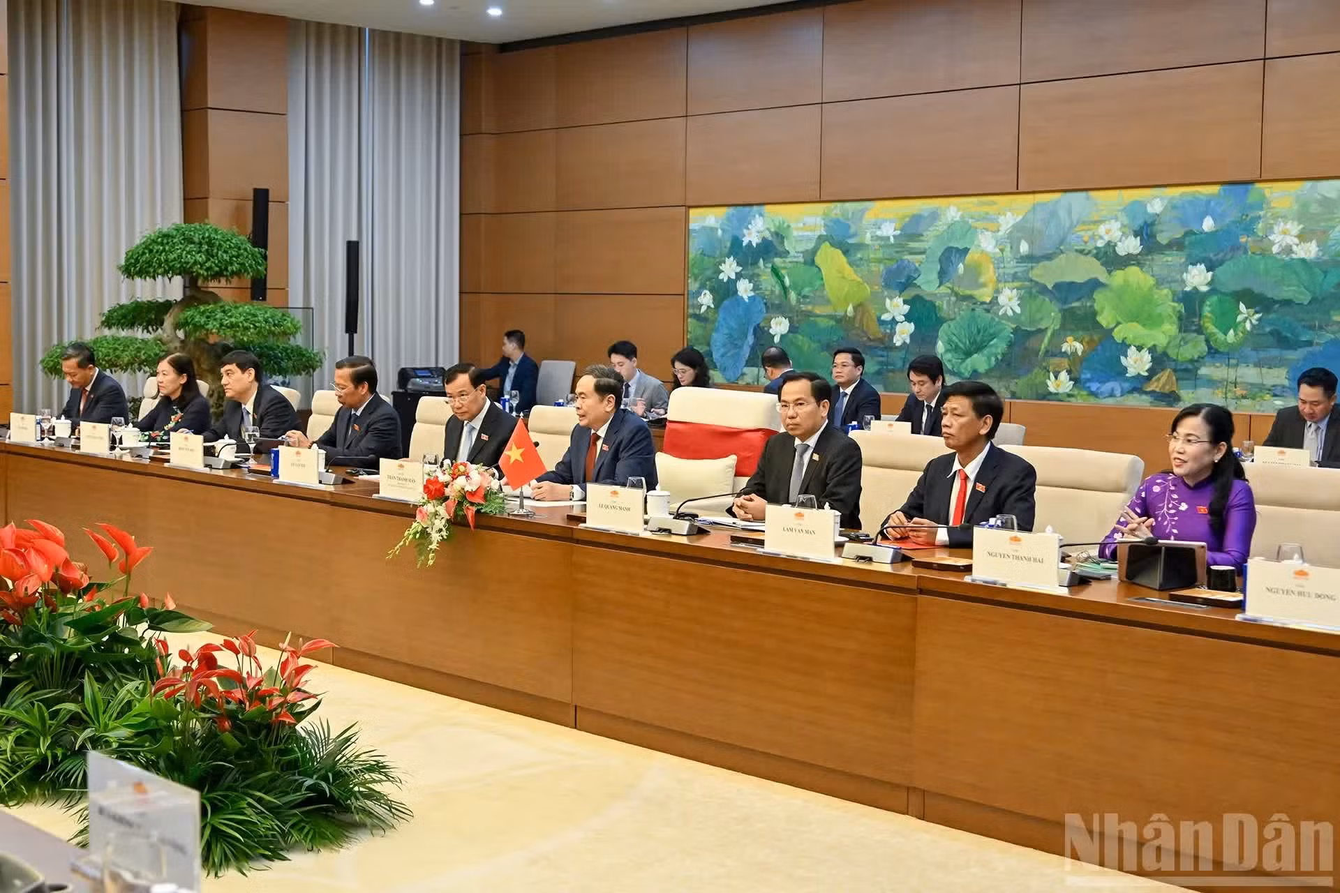 越南国会主席陈青敏和越南代表团。