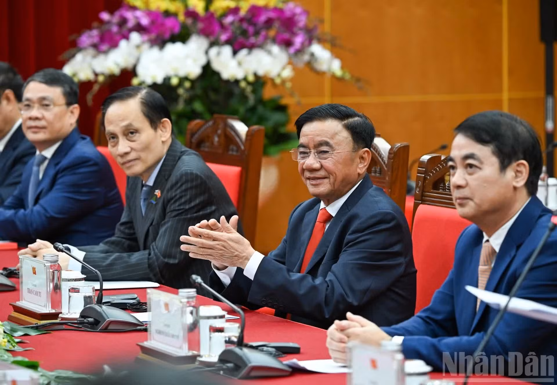 越共中央书记处常务书记陈锦绣和各位代表。