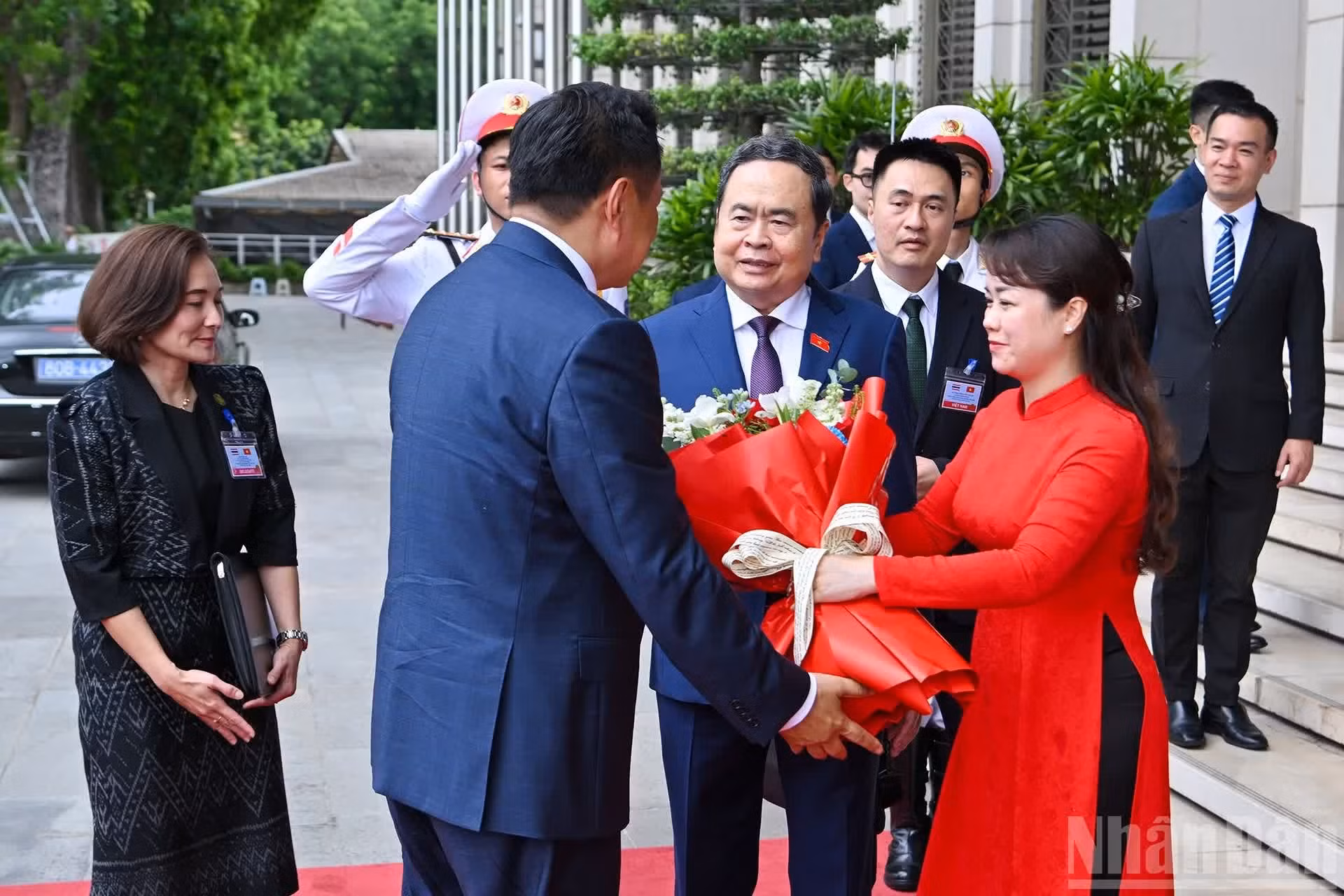 越南国会办公厅干部向泰国总理赠送鲜花。