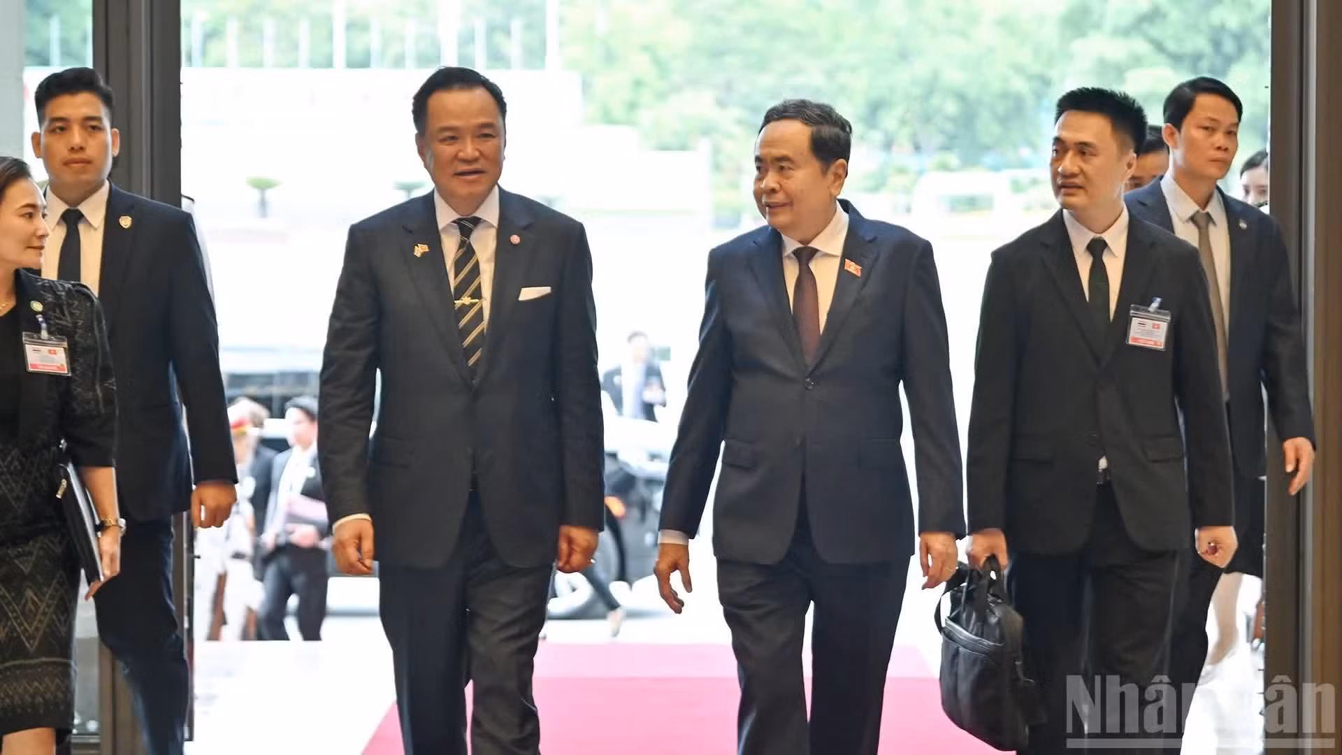 越南国会主席陈青敏和泰国总理阿努廷·参威拉军。