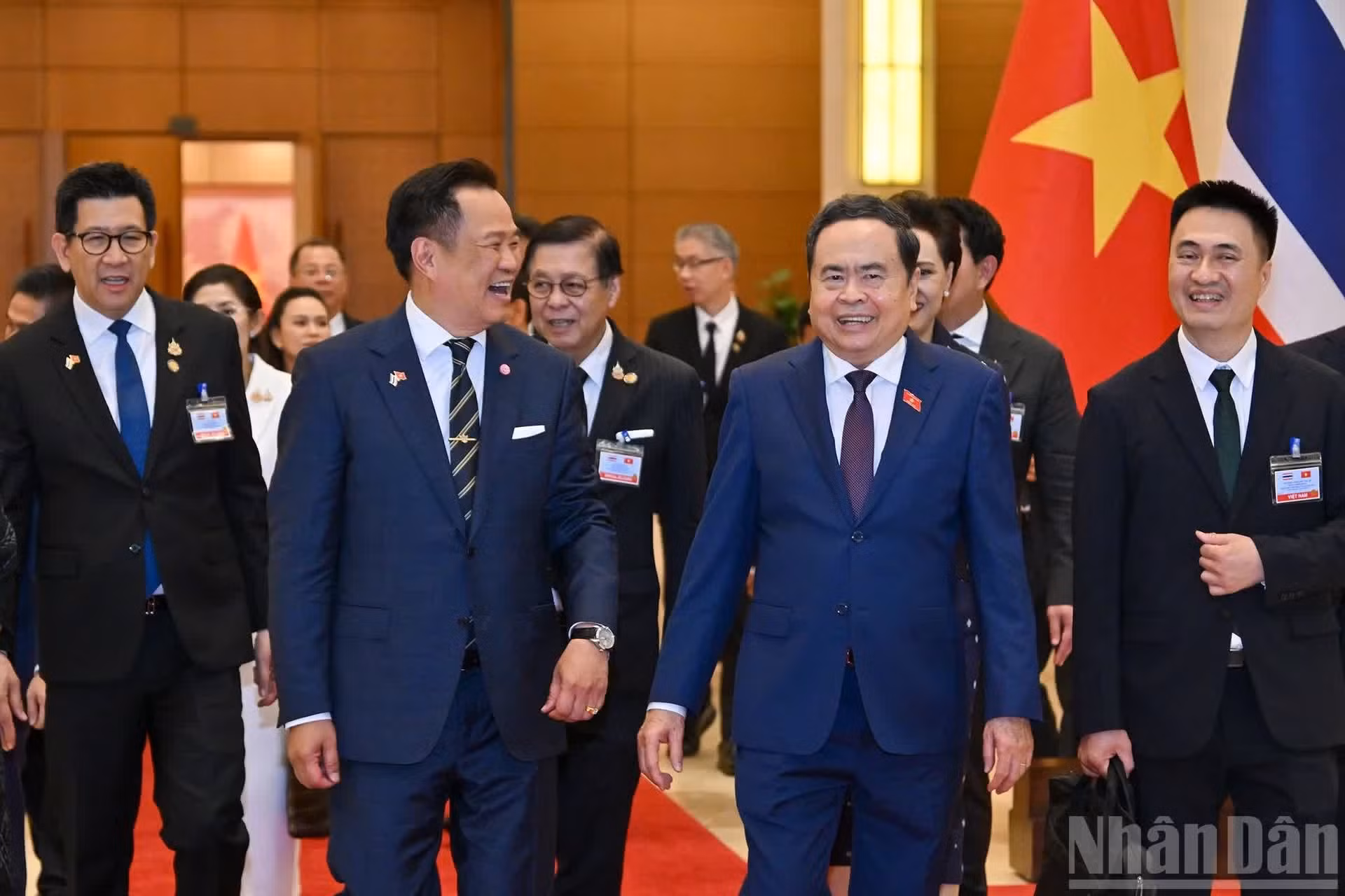 越南国会主席陈青敏和泰国总理阿努廷·参威拉军。