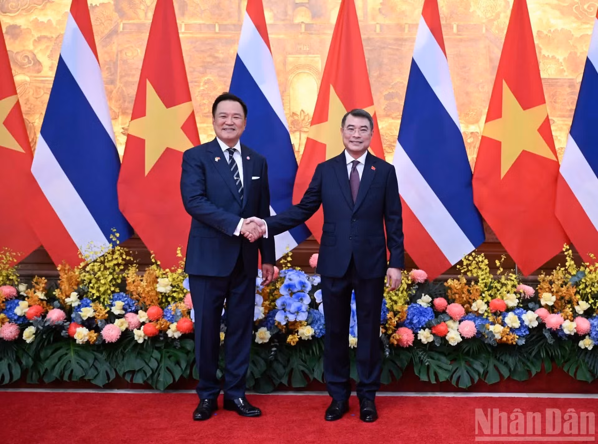 越南政府总理黎明兴欢迎泰国总理阿努廷·查恩维拉库尔到访。