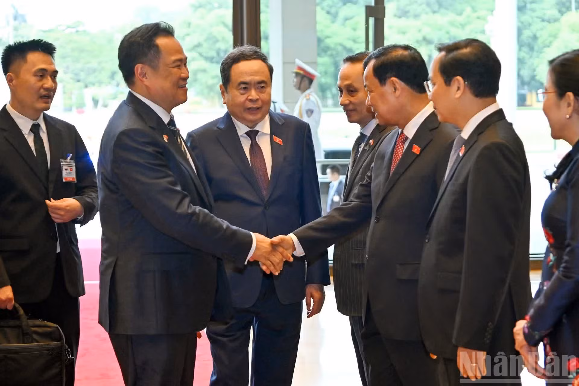 泰国总理阿努廷·参威拉军和越南代表团。