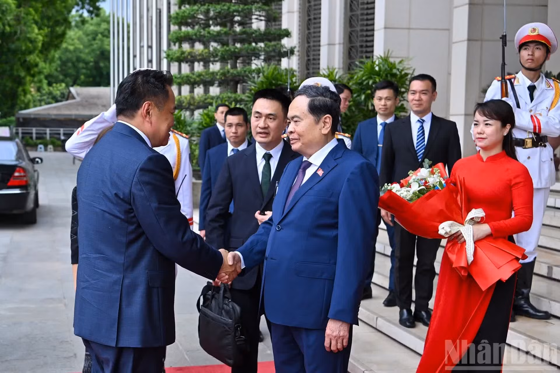 越南国会主席陈青敏欢迎泰国总理阿努廷·参威拉军。