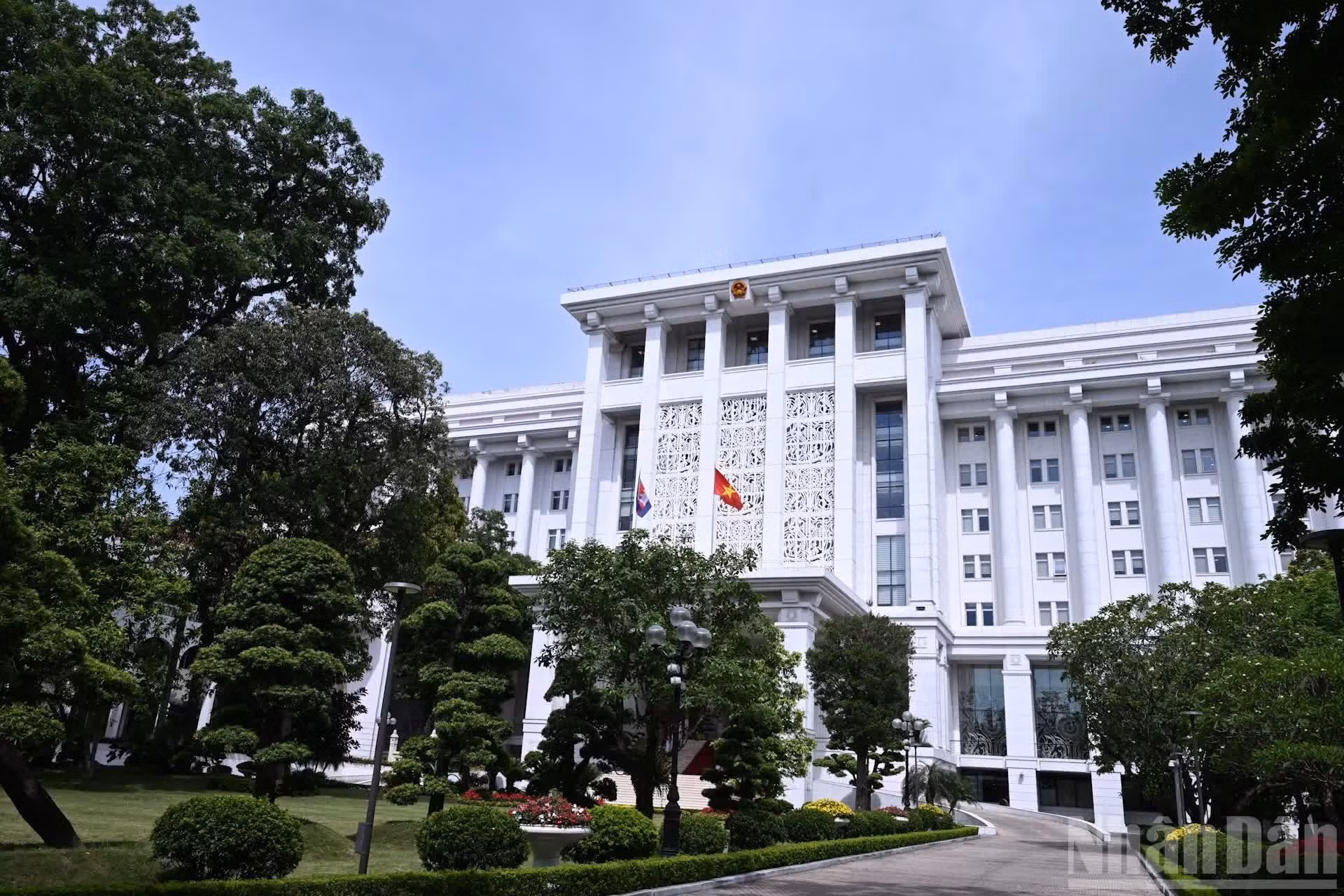 越南政府总理黎明兴在政府办公厅主持仪式，欢迎柬埔寨首相洪玛奈到访。