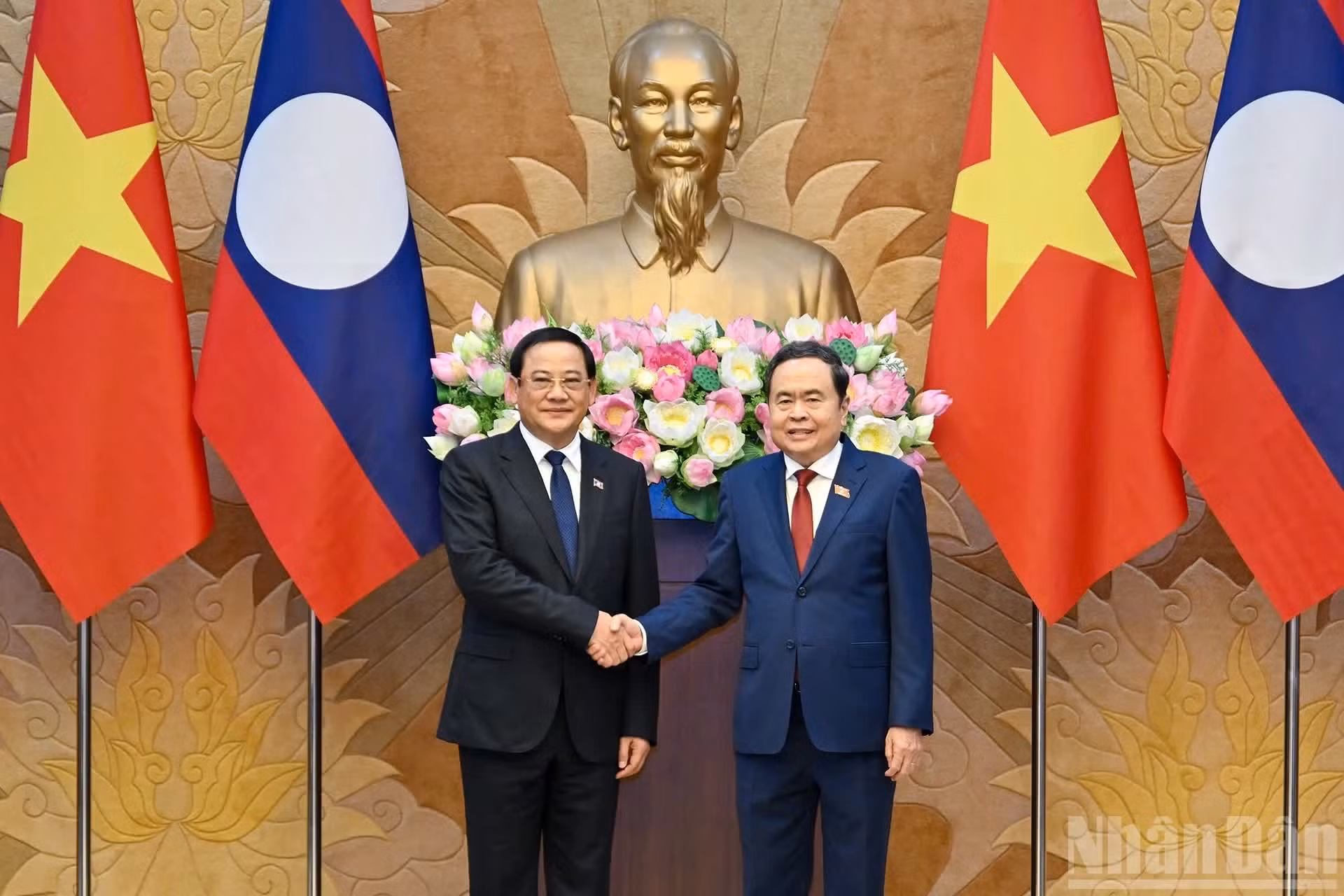 越南国会主席陈青敏和老挝总理宋赛·西潘敦。