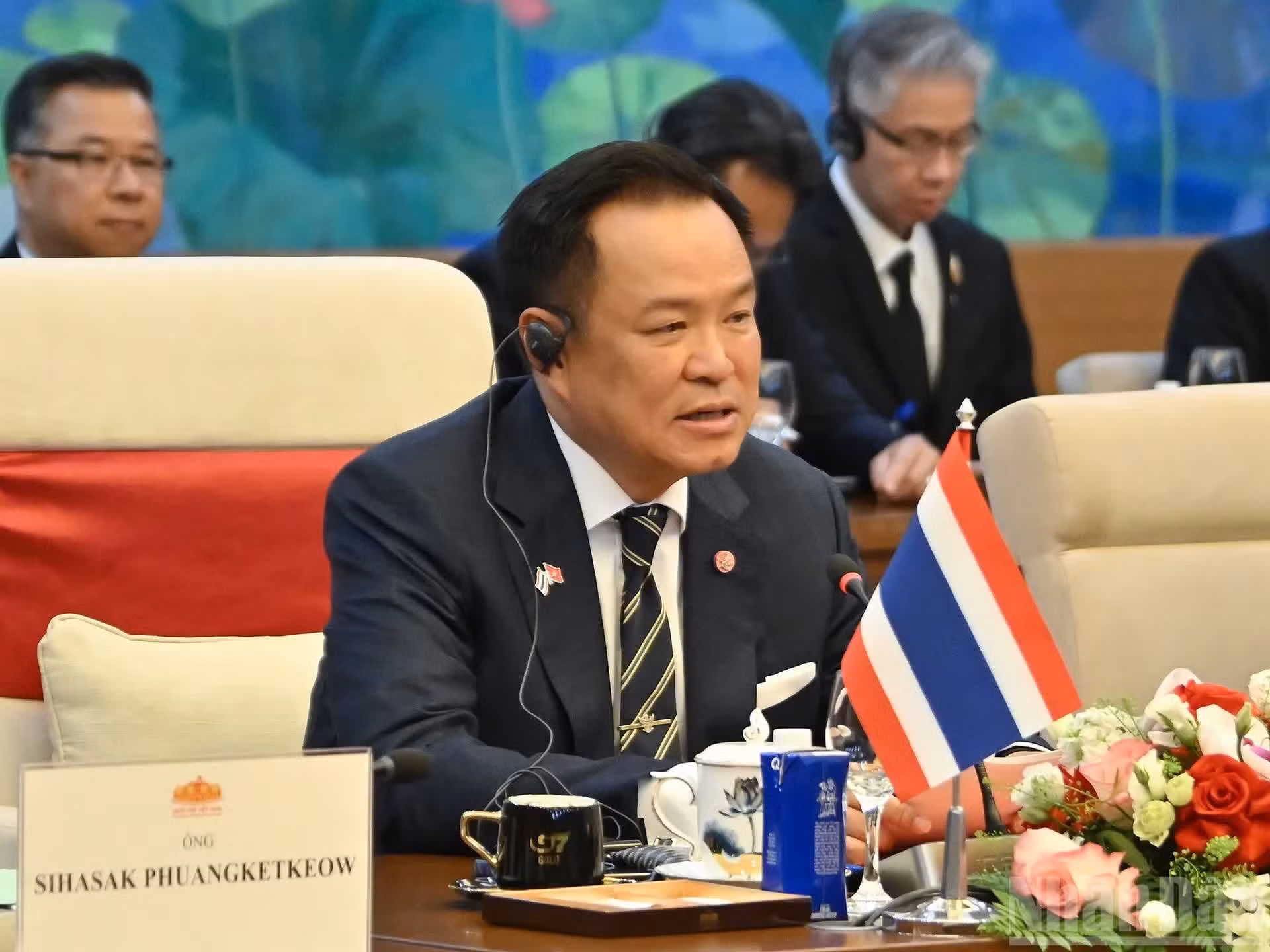 泰国总理阿努廷·参威拉军发表讲话。