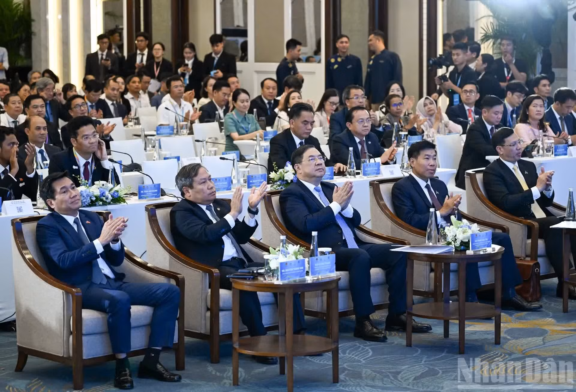 政府常务副总理范嘉促和越南外交部、河内市人民委员会领导，以及各位代表出席2026年东盟城市领导人会议开幕式。