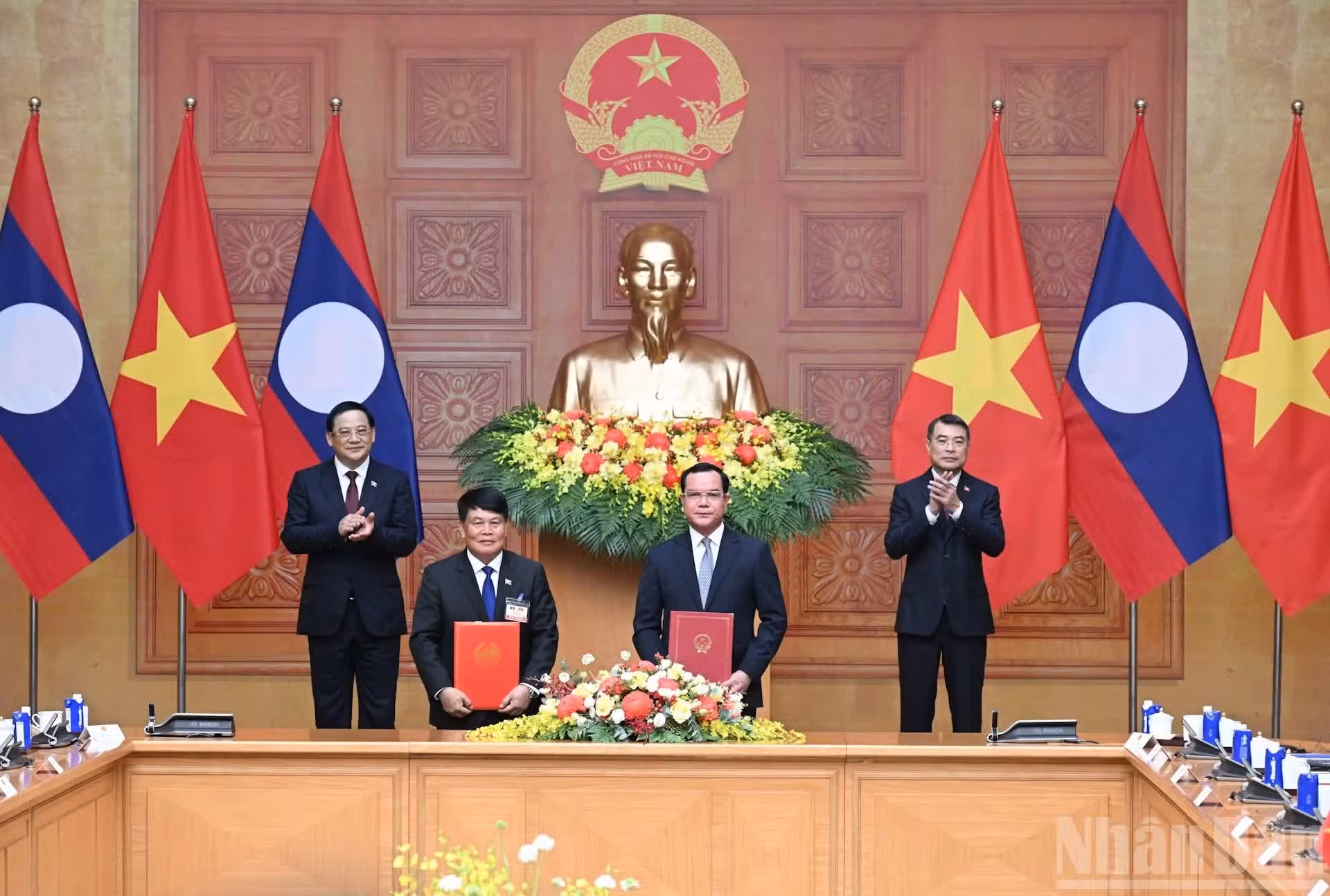 越南政府总理黎明兴与老挝总理宋赛·西潘敦共同见证越南民族与宗教部与老挝总理府办公厅2026-2030年阶段合作协议换文仪式。