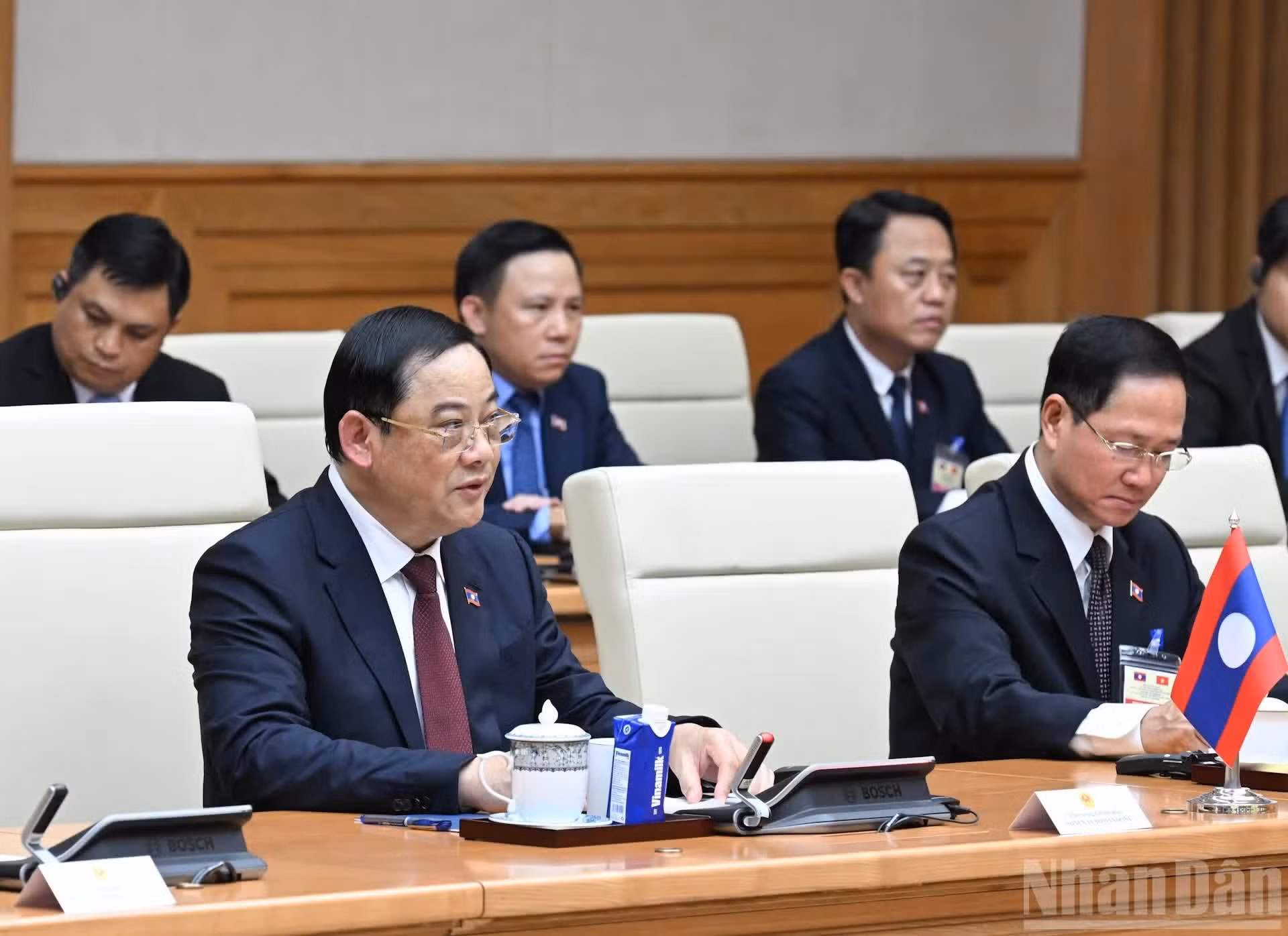老挝总理宋赛·西潘敦发表讲话。