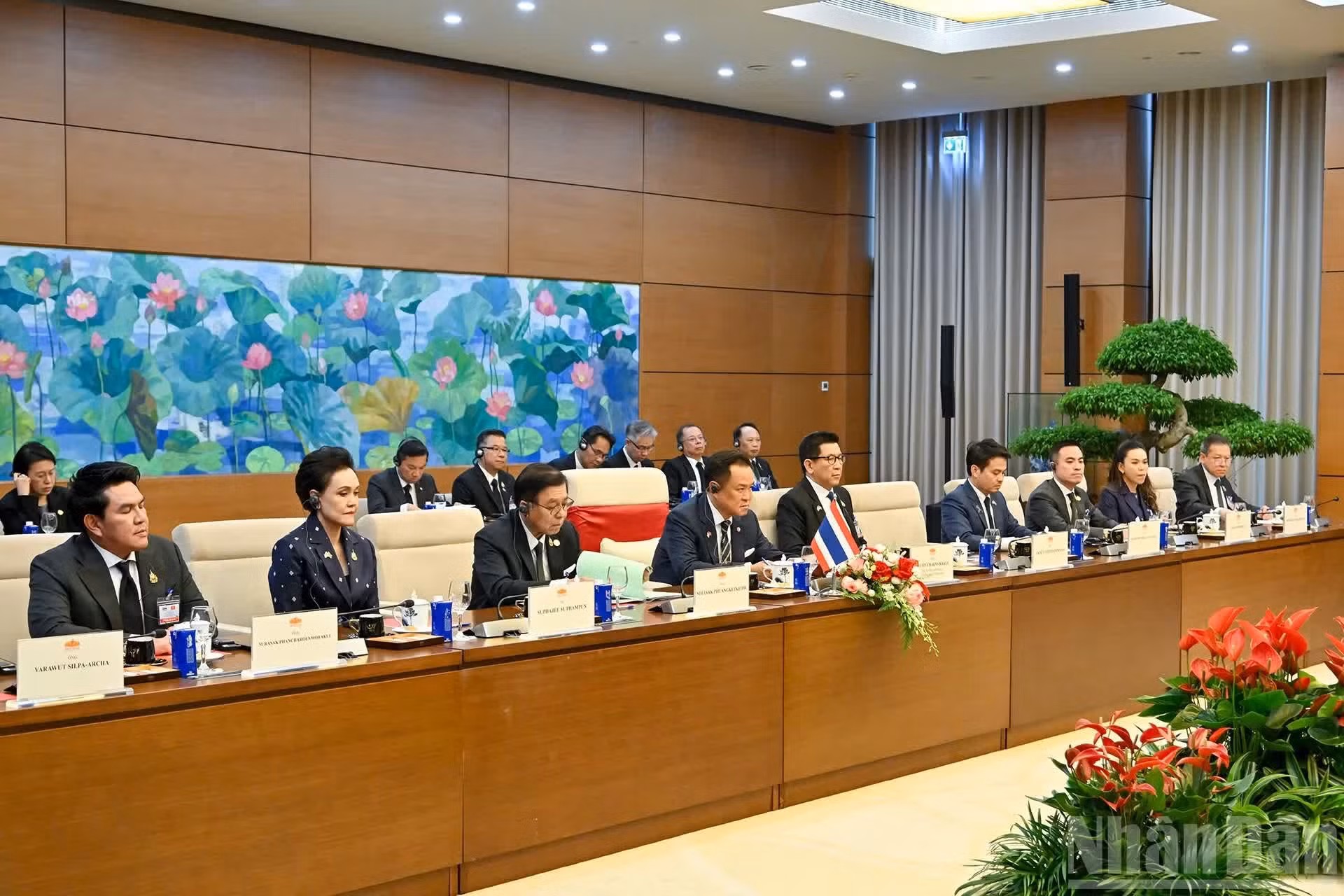 泰国总理阿努廷·参威拉军和泰国代表团。