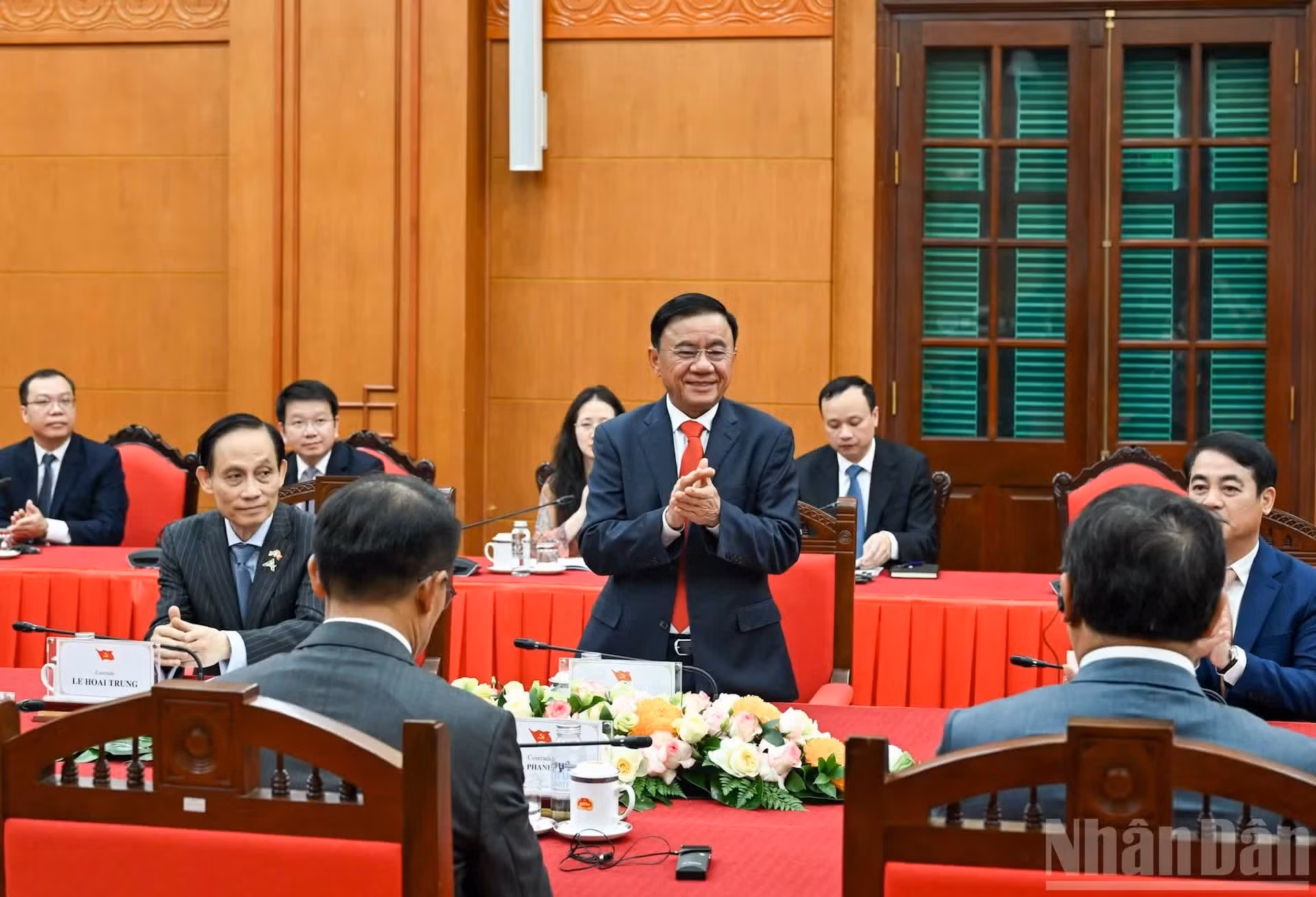 越共中央书记处常务书记陈锦绣主持活动。