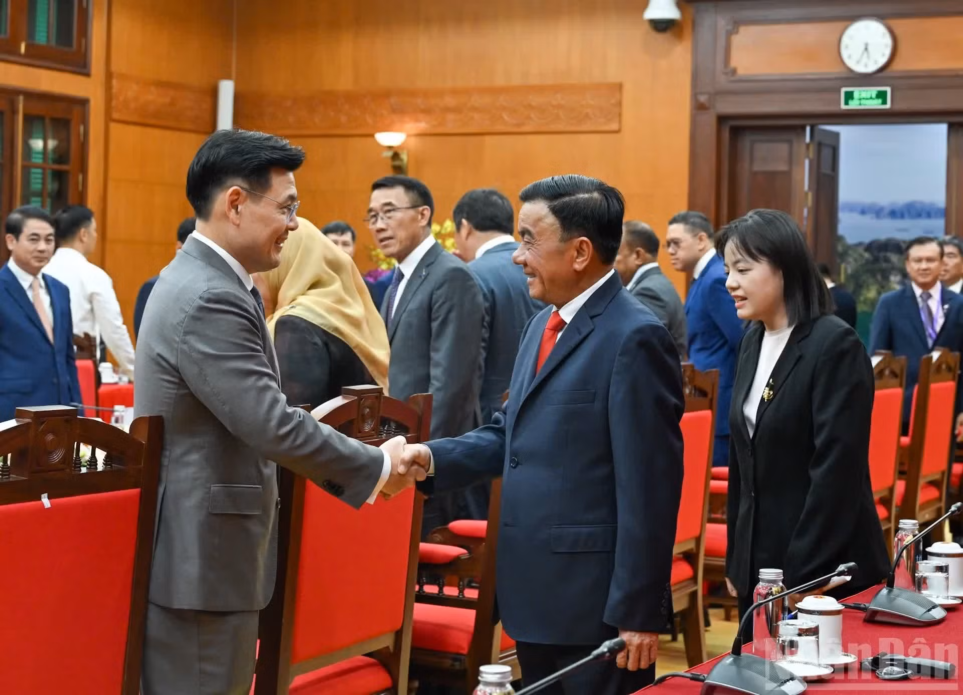 越共中央书记处常务书记陈锦绣和东盟各国政党代表团团长。