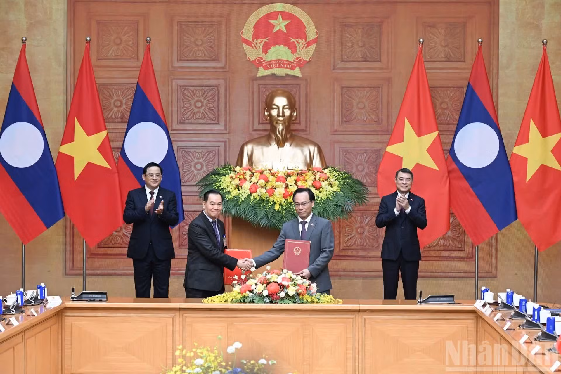 越南政府总理黎明兴与老挝总理宋赛·西潘敦共同见证越南教育培训部与老挝教育体育部的合作谅解备忘录换文仪式。