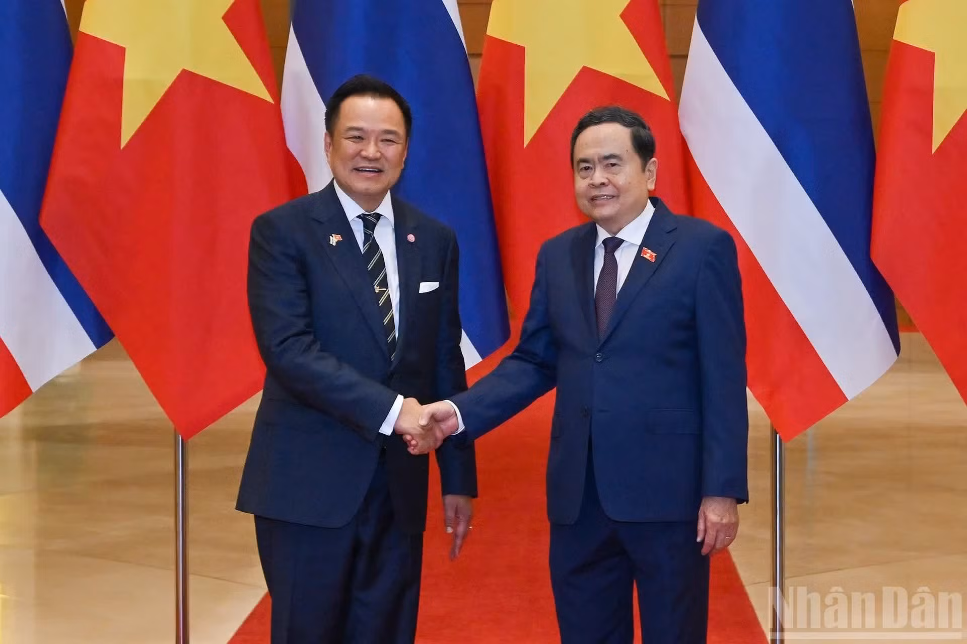 越南国会主席陈青敏和泰国总理阿努廷·参威拉军。