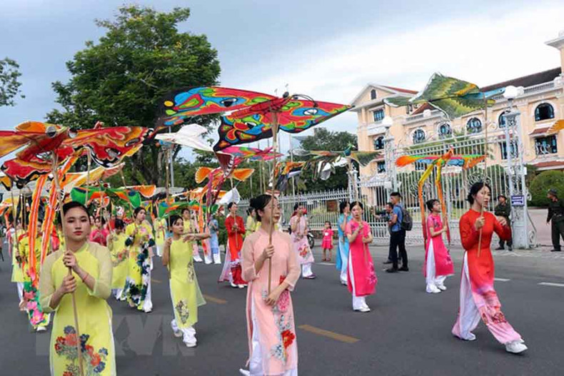 2022年顺化节：文化色彩的街头艺术节热闹开场 ảnh 3