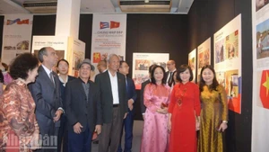 与会代表参观图片展。