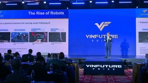 越南VinUni大学校长Tan Yap Peng教授发表演讲。