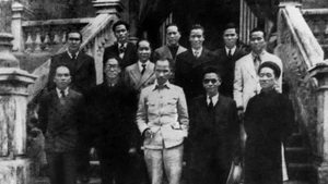 1945年9月3日上午，胡志明主席与越南民主共和国临时政府委员会成员举行首次会议。（图片来源：越通社）