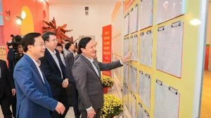 国会副主席阮克定对河内市选举准备工作开展检查指导工作。