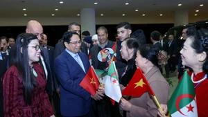 政府总理范明正和夫人会见旅居阿尔及利亚越南侨胞代表。