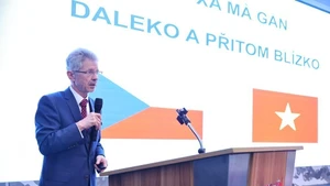 捷克议会参议院主席米洛什·维斯特奇尔与越南外交学院师生交流。