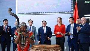 越南政府总理范明正访问南非约翰内斯堡证券交易所。