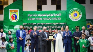 越南政府总理范明正造访阿尔及利亚越武道联合会。