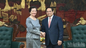 范明正总理会见即将离任的柬埔寨驻越南大使谢金塔。（陈海 摄）