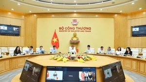 工贸部副部长、越南政府对美互惠贸易协定谈判代表团副团长阮生日新与美国新任副贸易代表布莱恩·R·斯威策进行线上通话。