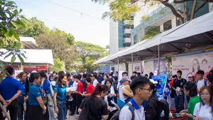 劳动者在由胡志明市青年就业服务中心（YES Center）举办的“2025年劳动者接力”活动中求职。