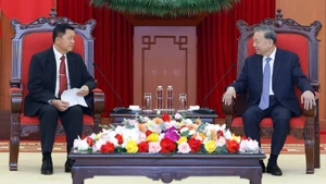 苏林总书记会见老挝公安部部长万通·贡马尼上将。