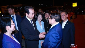 中国驻越南大使 何炜等中方代表来到机场为范明正总理一行送行。（图片来源：越通社）