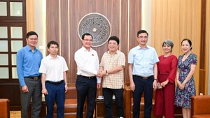 越共中央委员、越南劳动总联合会主席阮廷康同志造访《人民报》社。（世代 摄）