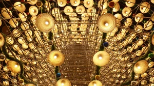 圣诞树在搭建过程中充分计算了抗风能力，并加固多条钢缆，以确保整体结构稳固、安全。（图片来源：越通社）