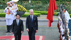 两位领导共同检阅仪仗队。