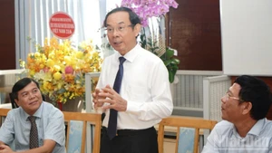 越共中央政治局委员、胡志明市市委书记阮文年同志与《人民报》社南部地区分社干部人员交流。（世英 摄）